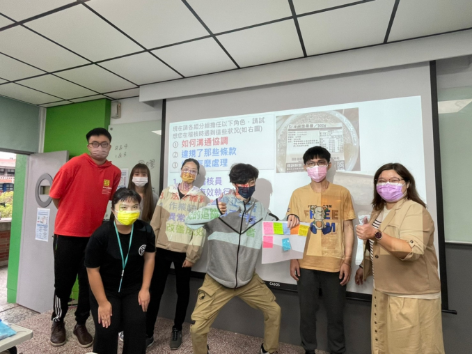 學生分組討論職場案例發表