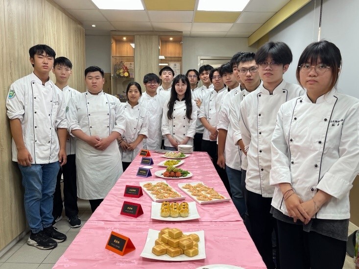 圖1 四餐一甲全體學生與蔡洺蓁老師合影