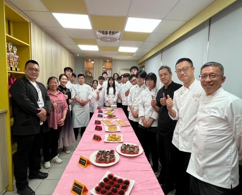 圖3 中式點心製作成果展之師生溫馨合影。