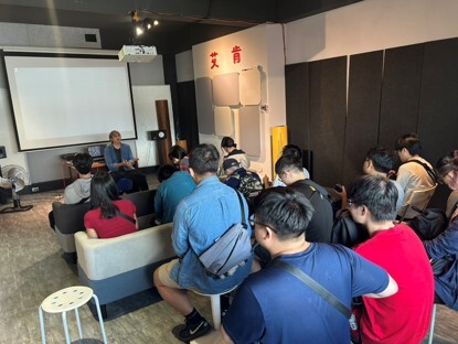 James總監向同學簡報音樂製作產業現況