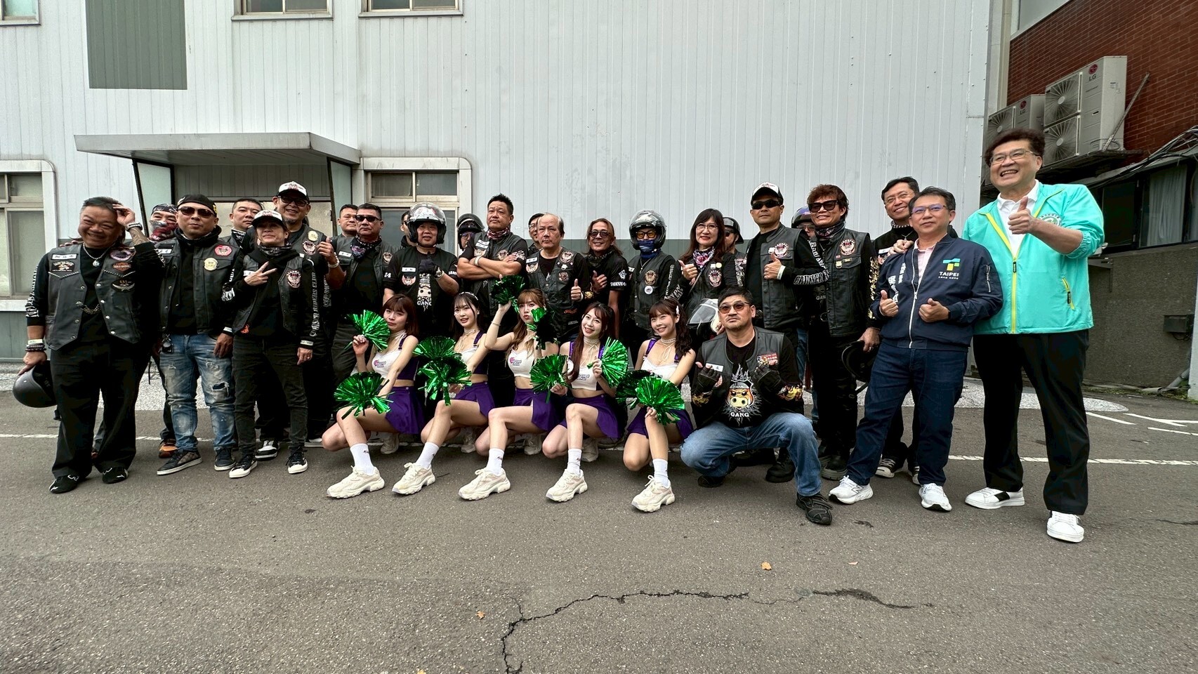 電豹女孩開場暖身、重機開路健走(台北海大提供)