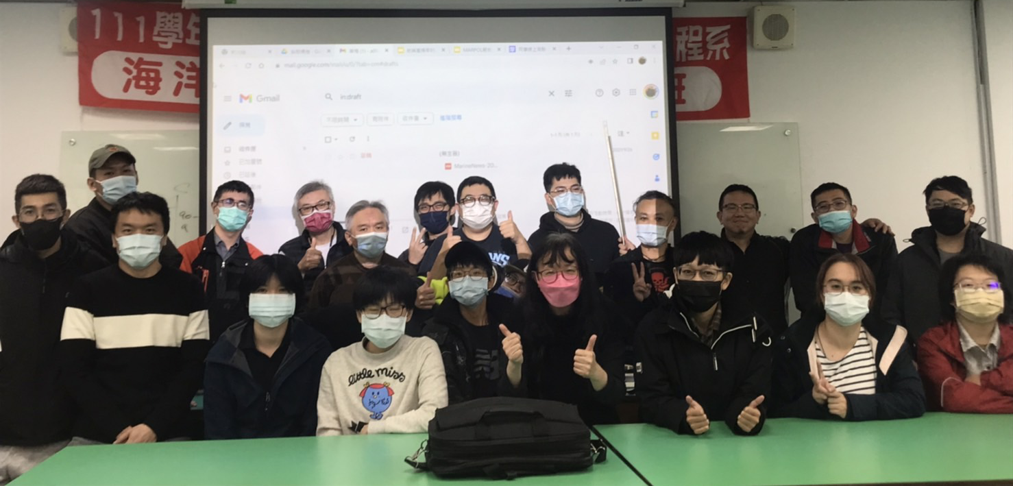學姊蕭子嘉(右3)與航海學士後專班師生合影