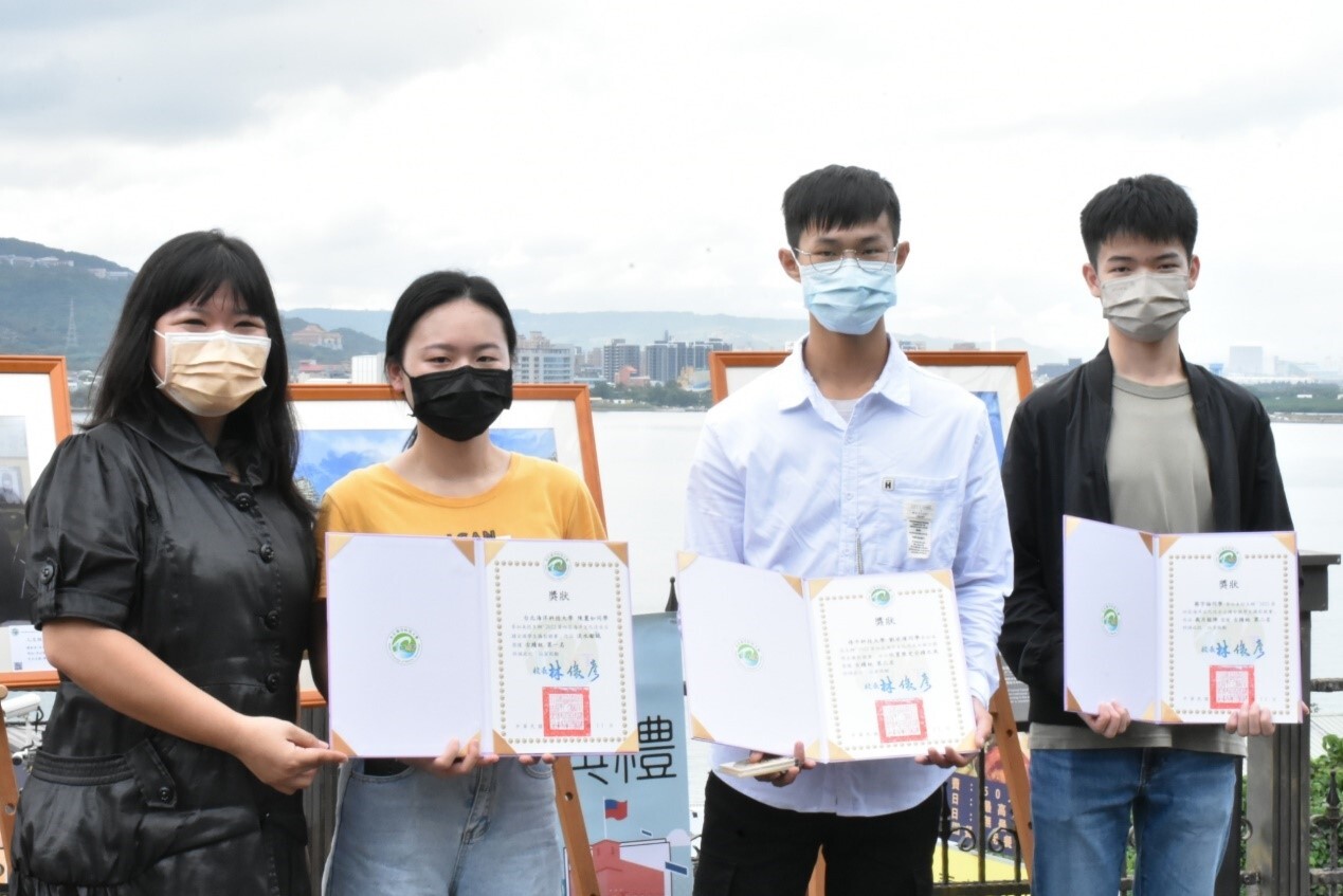 新北市立古蹟博物館王宣蘋組長與古蹟組前三名同學合影