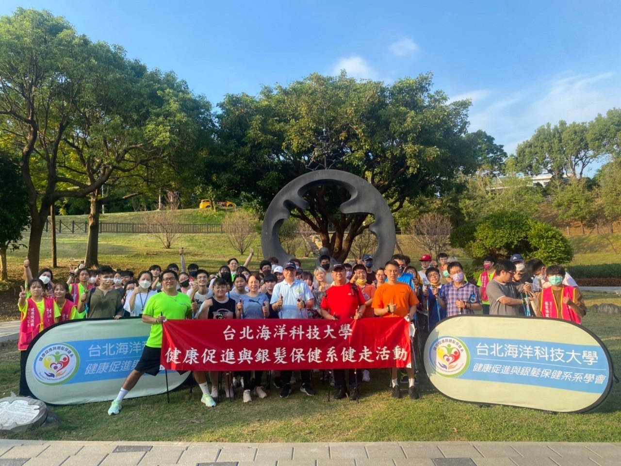 一滴水公園前合影