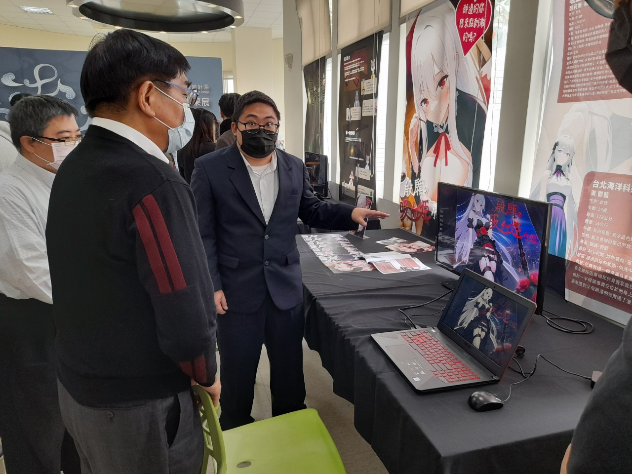 展出組員為校長與師長示範遊戲操作方式