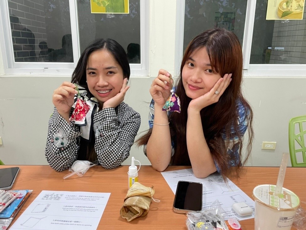 同學們展示自己製作的粽子