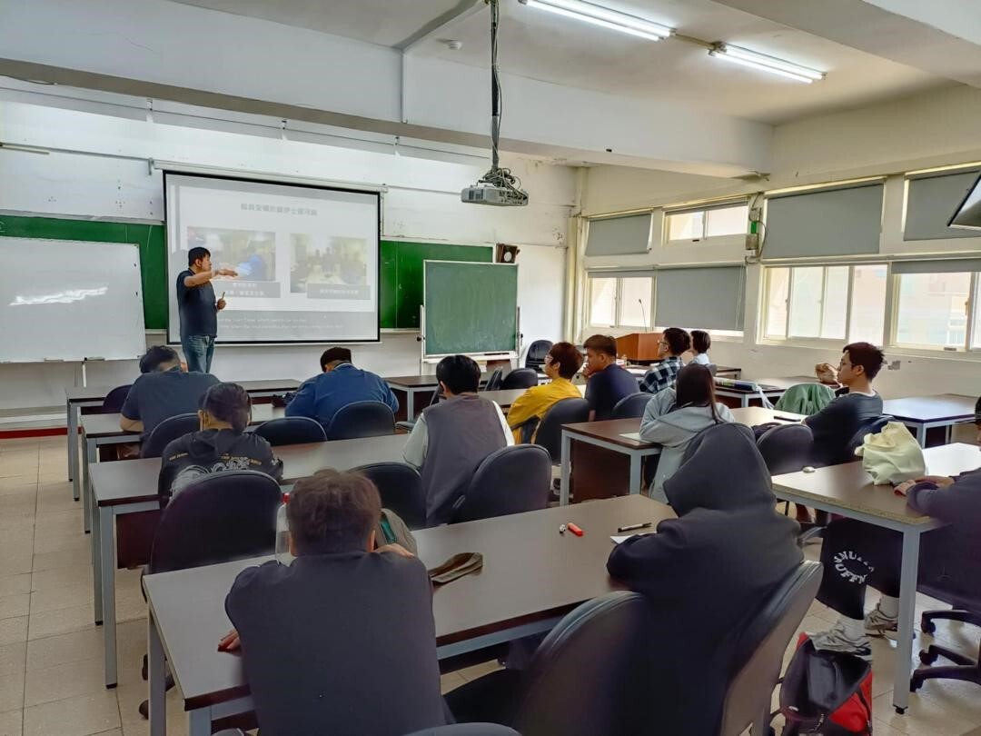 謝老師分享擔任船副期間親身經驗