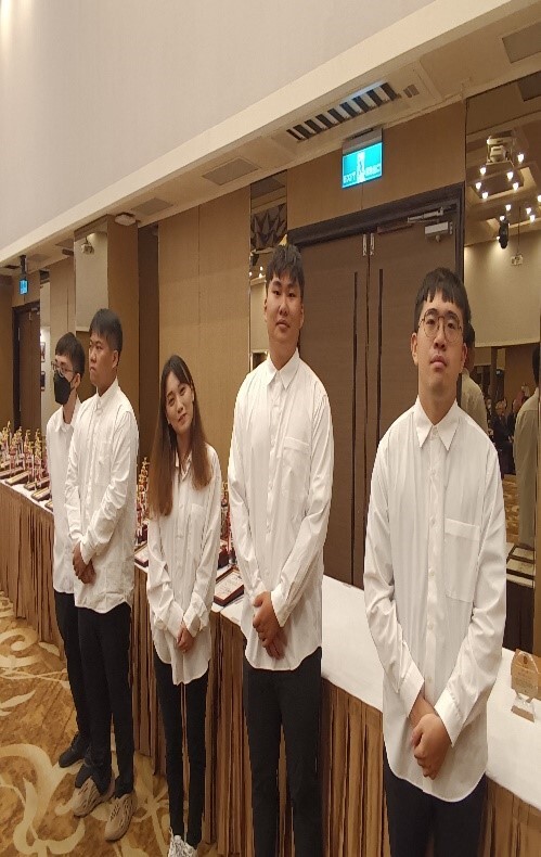 航海系同學儀態端莊大方