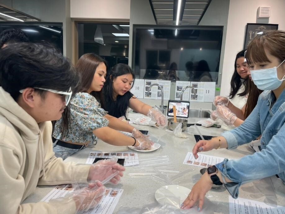 同學們觀看食譜製作流程