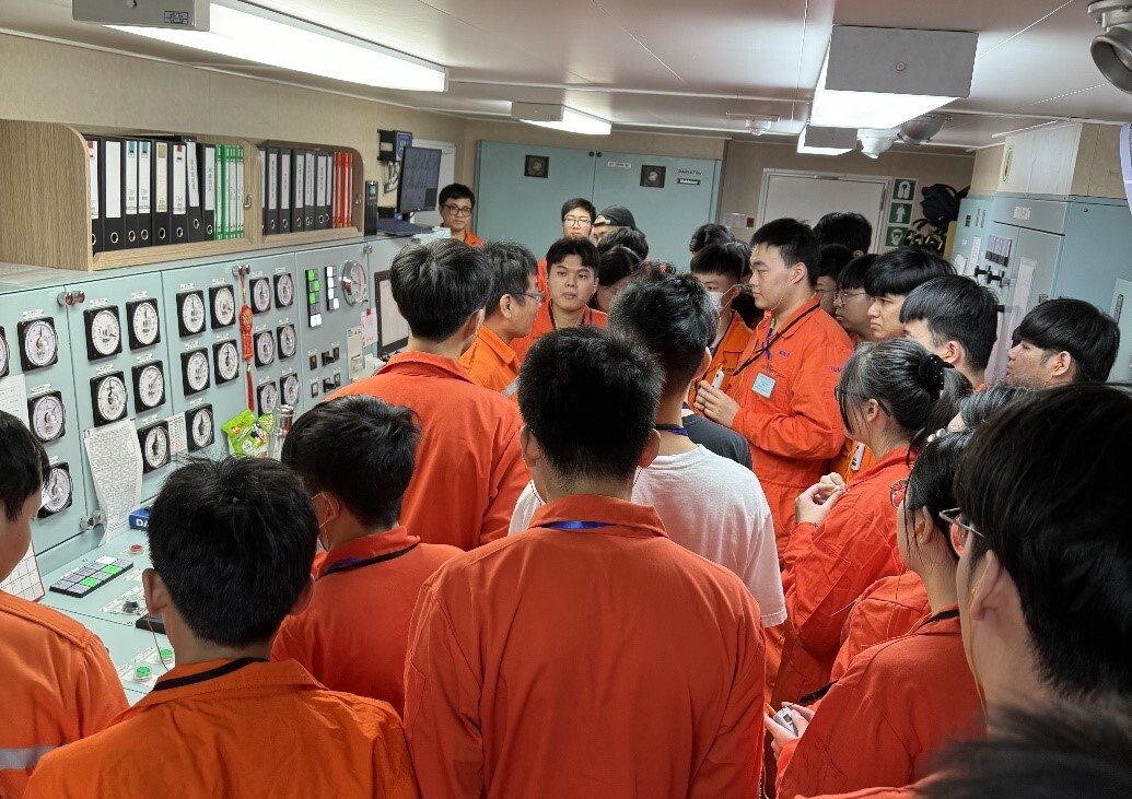 大管輪於機艙控制室內詳細講解及說明