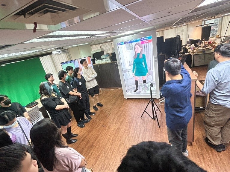 愛迪斯經理向同學展示AI虛擬角色與動補操作過程