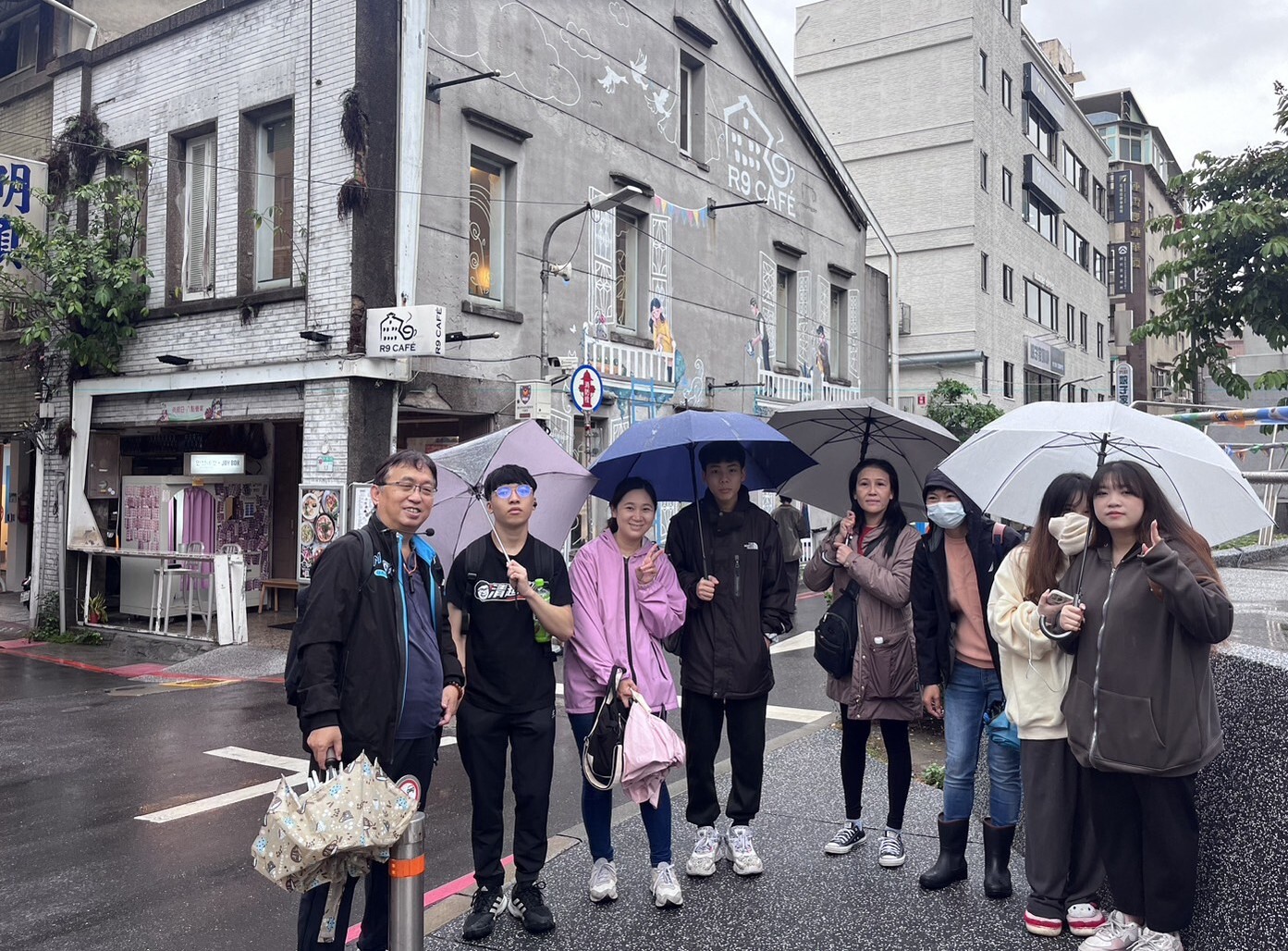 赤峰街商圈彩繪牆一組合影