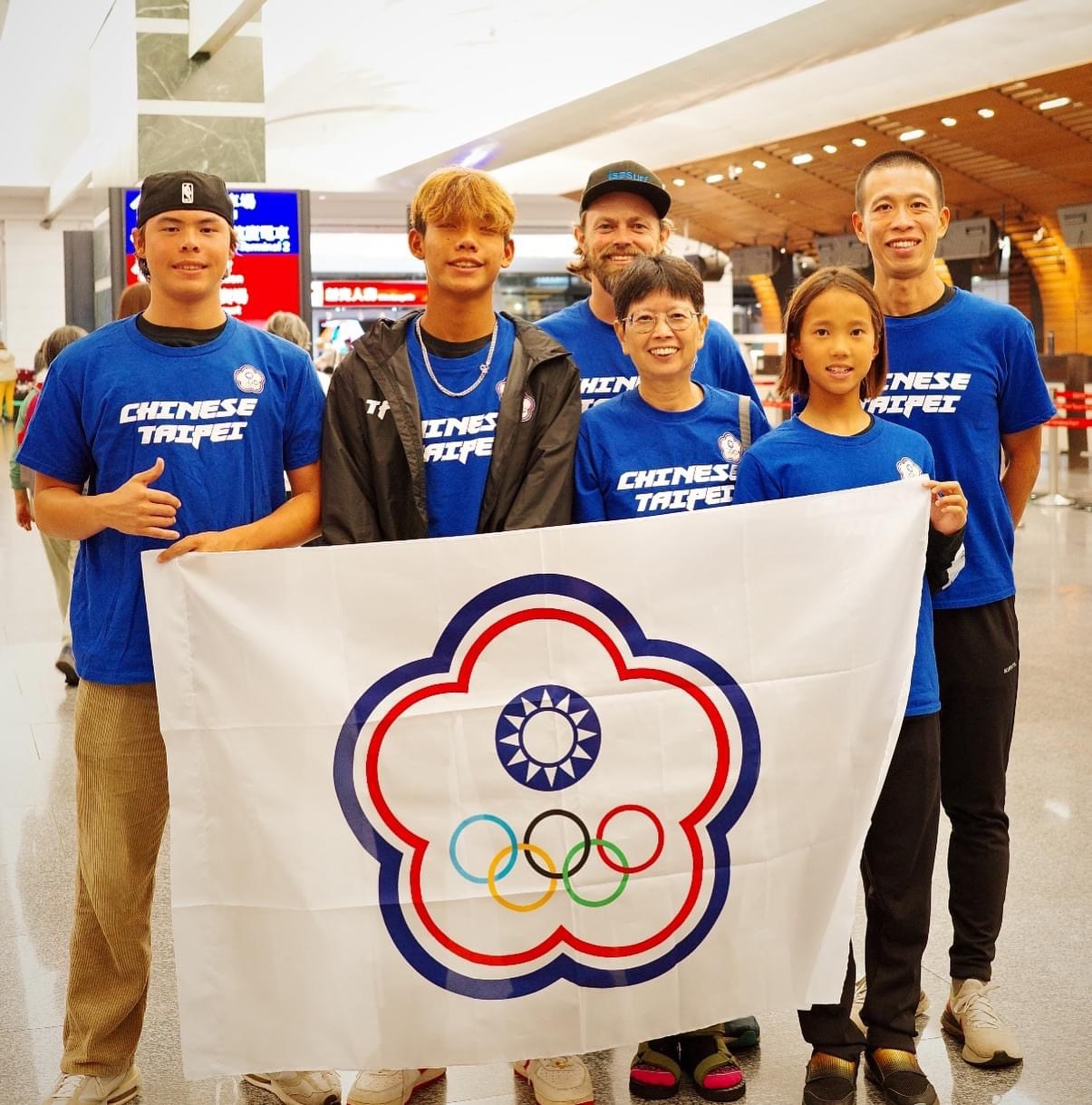 圖一 衝浪隊選手合影(左一尤佳琦、左二-劉明讓)