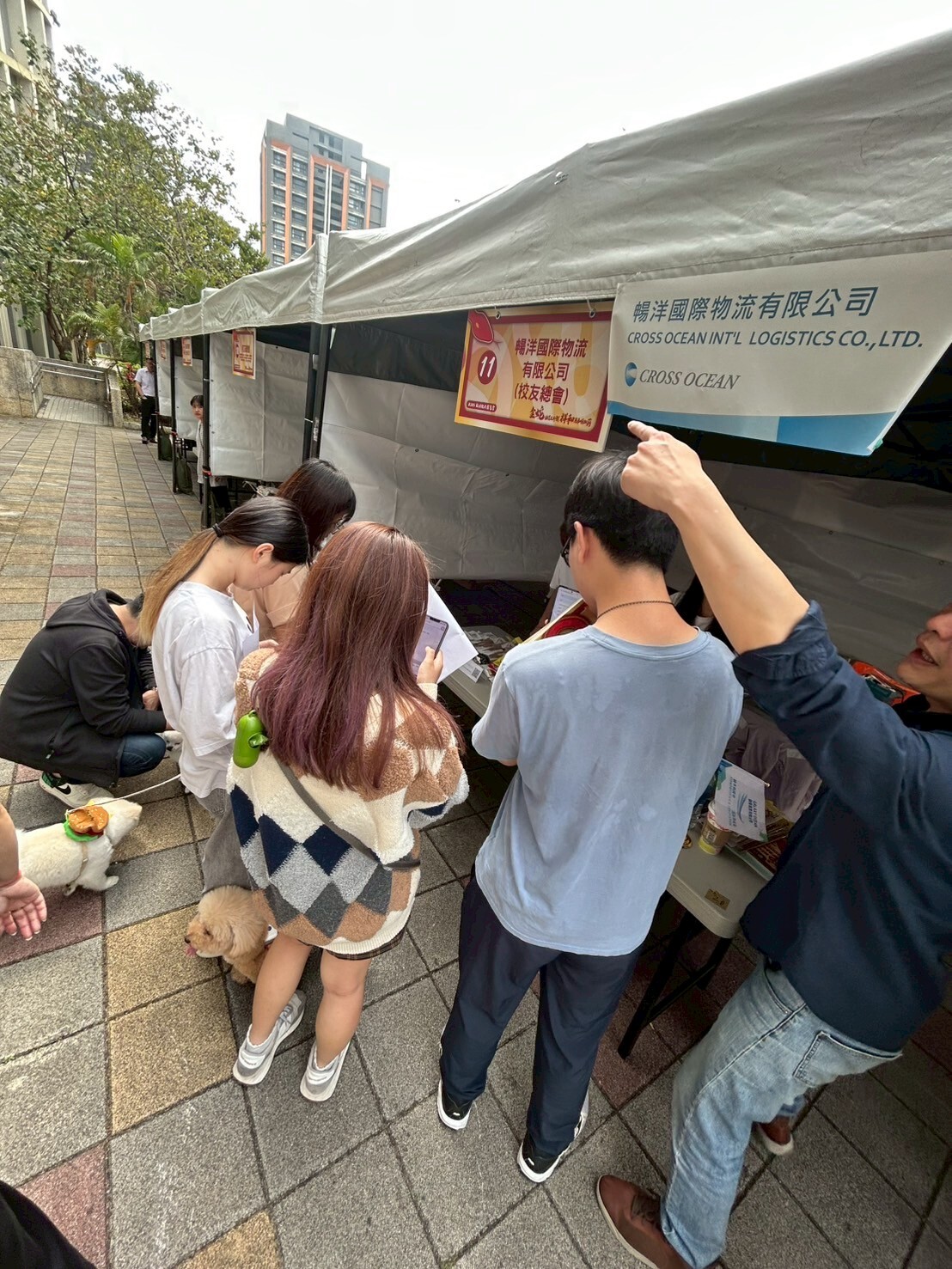 現場廠商與學生互動
