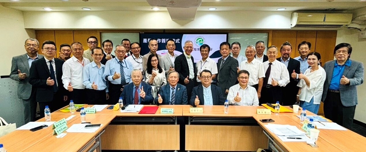 陳木枝常務理事(左一)、翁堯賢理事長(左二)、呂曜志校長(右二)與航運系陳安國主任(右一)及全體公會理、監事合影