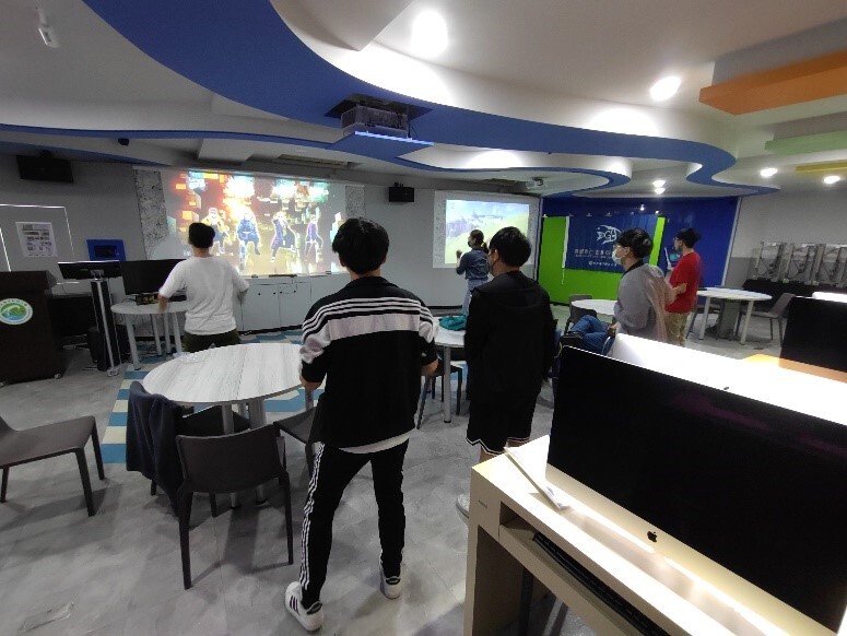 同學們在社團老師及學會學長的示範下努力跟上遊戲人物的動作