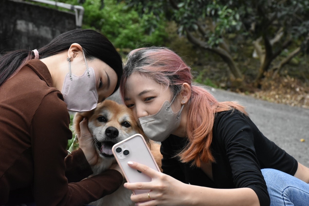同學與浪浪合影