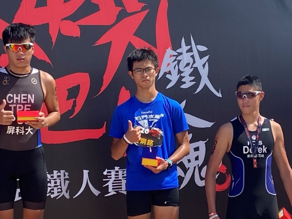 呂炯銘(中間)站上2022 tst 嘉義布袋鐵人賽頒獎台