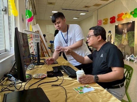 校長親自體驗遊玩學生作品