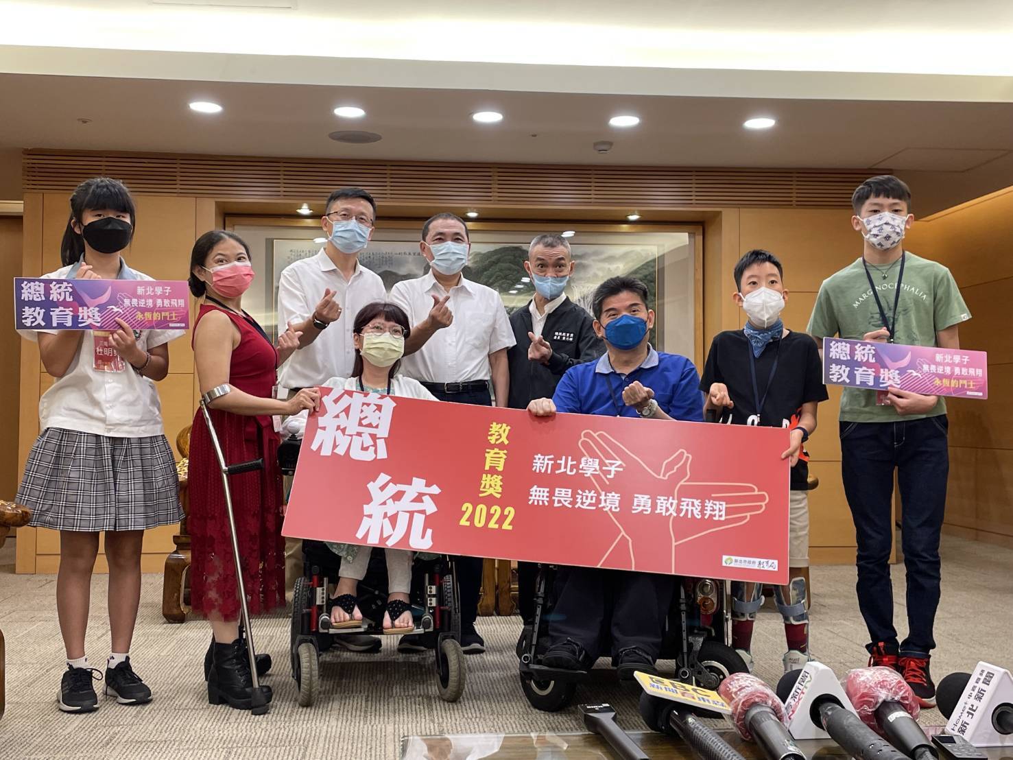 新北市侯友宜市長接見2022總統教育獎獲獎的新北市學子