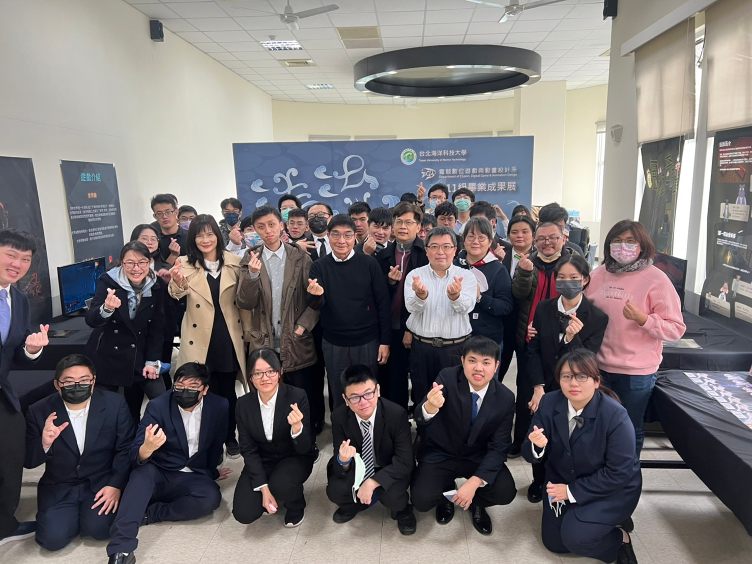 校長與數遊系展出師生合影留念