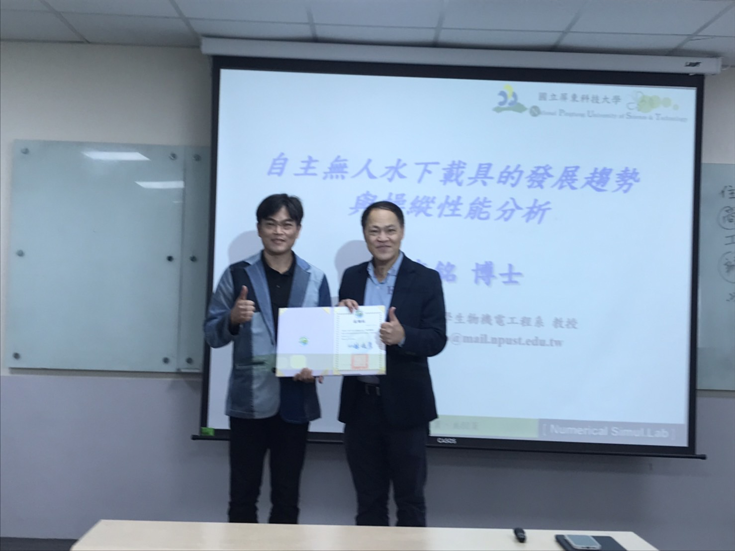 本校吳肇哲副校長致贈龍華科技大學機械工程系李亞偉副教授感謝狀
