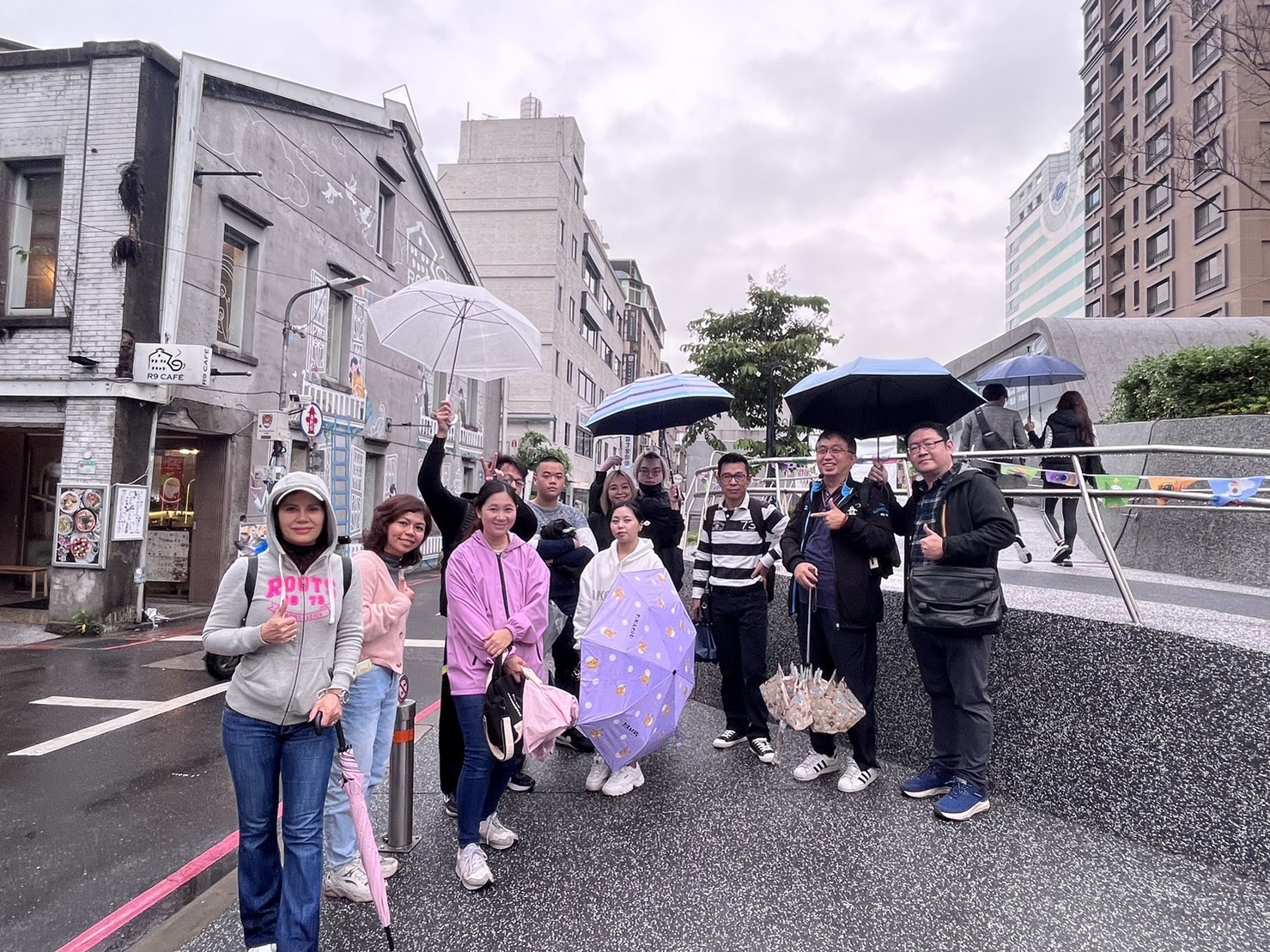 赤峰街商圈彩繪牆二組合影