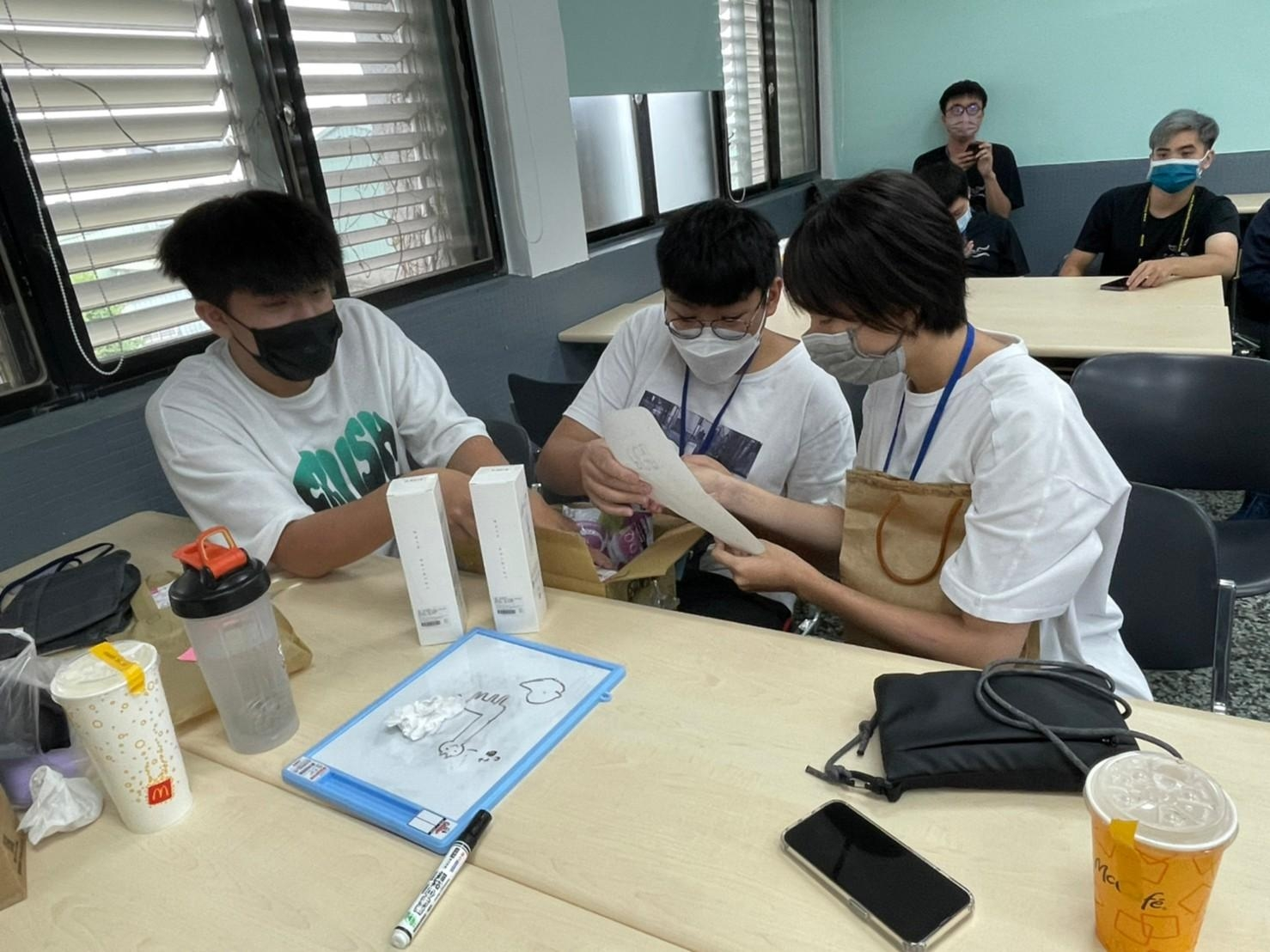 美工組長蔡蔡學姐文圖並茂的暖心給新生情書