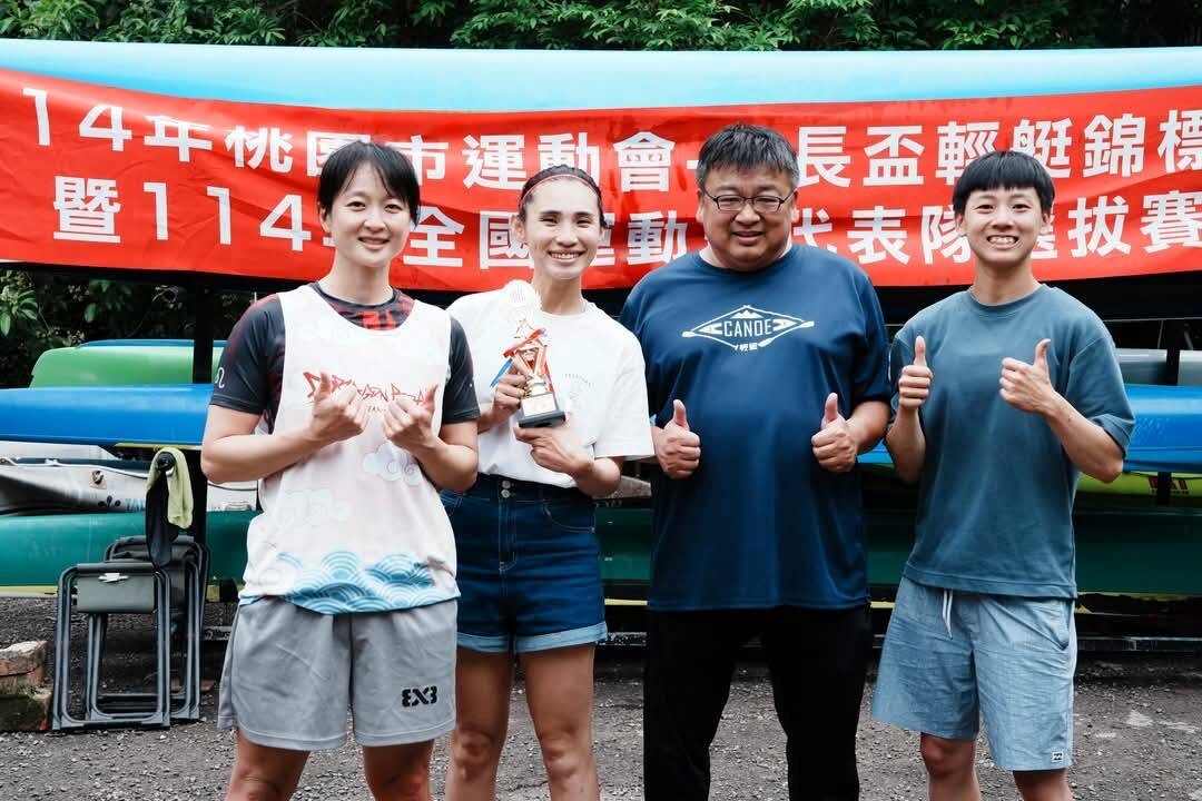 楊明恩老師(右2)與參賽三名同學合影