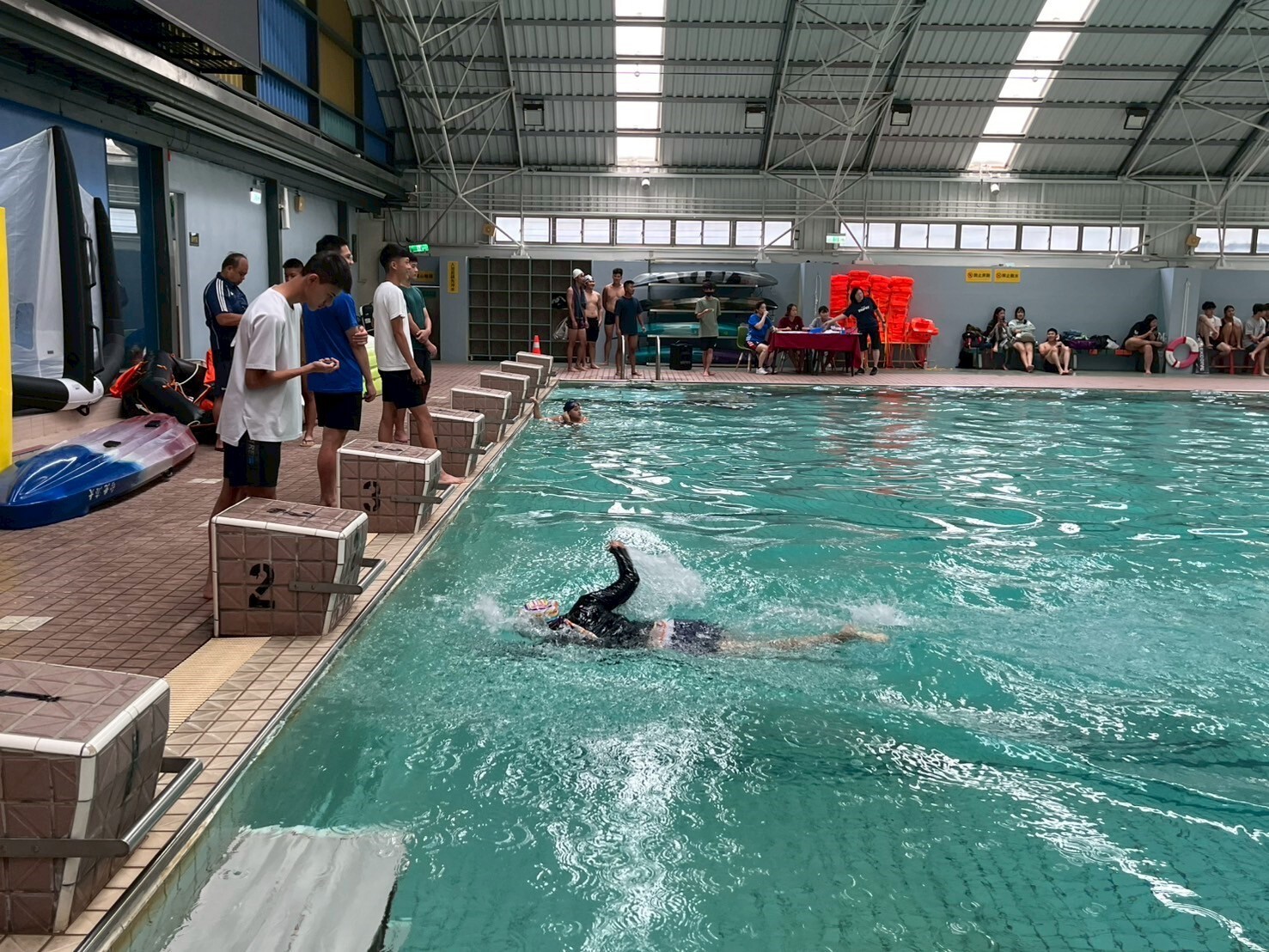 水上運動會選手進入終點比賽情形