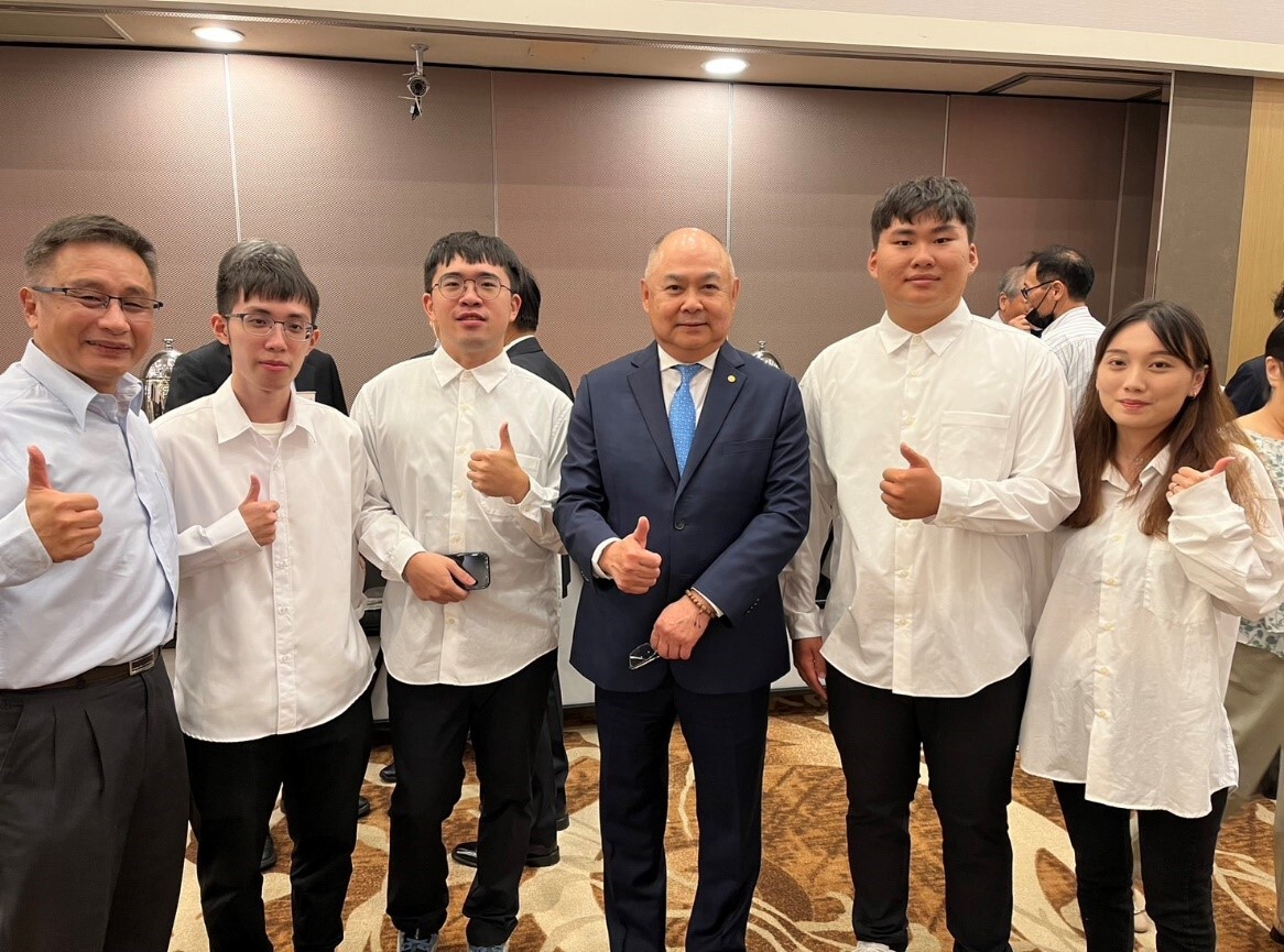 長榮海運張董事長與本校航海系112學年度長榮甲板實習生同學合影留念