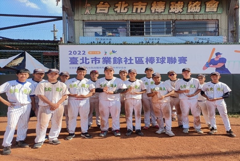 本校棒球隊榮獲冠軍,達成二連霸,冠軍合影!