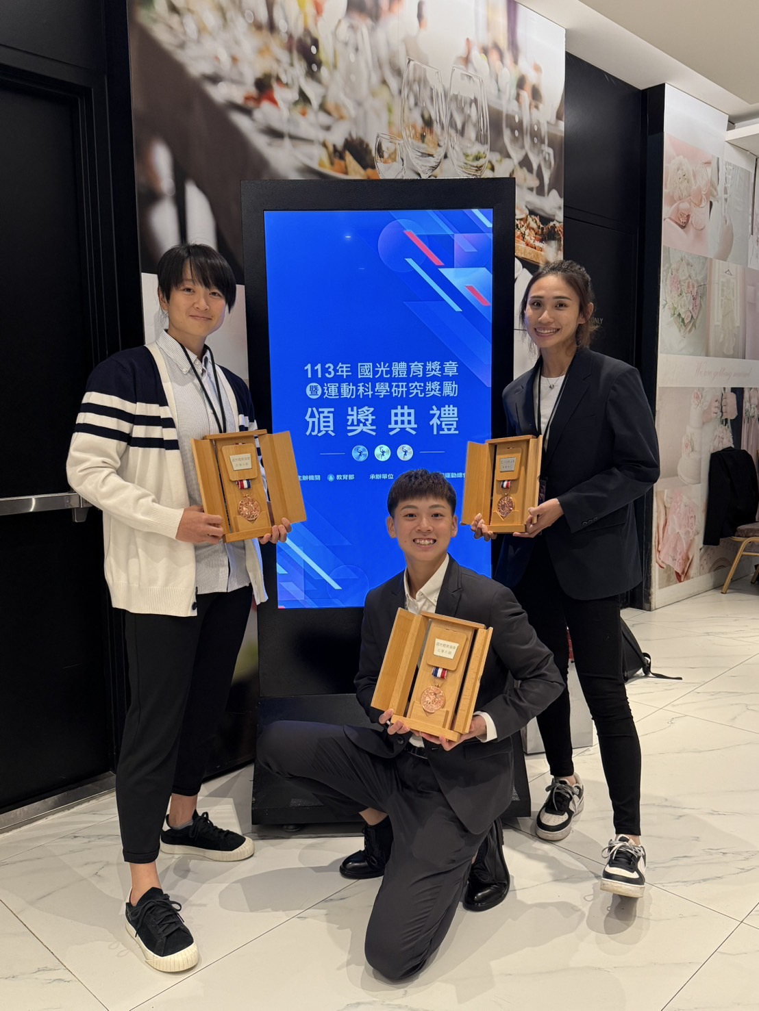 獲獎的同學及校友(左1:趙子興、左2:簡琦芸、右2:李姮燕、右1:顏脩樺)