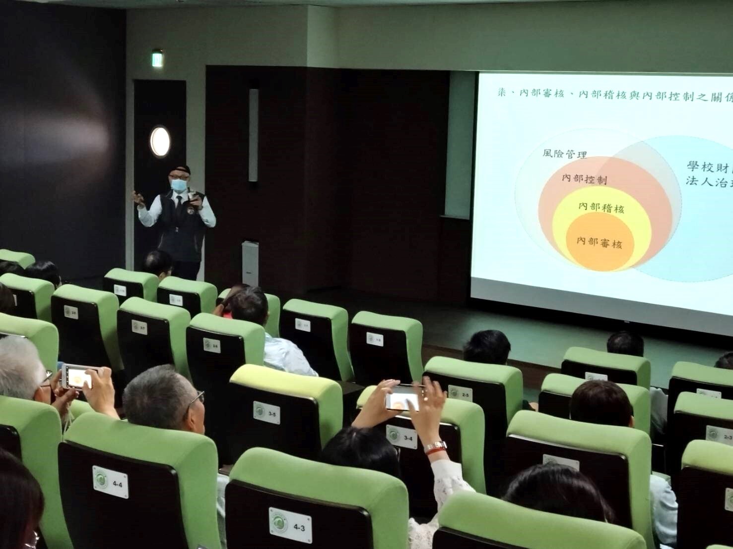 講者說明時的專注表情與吸引人的簡報內容