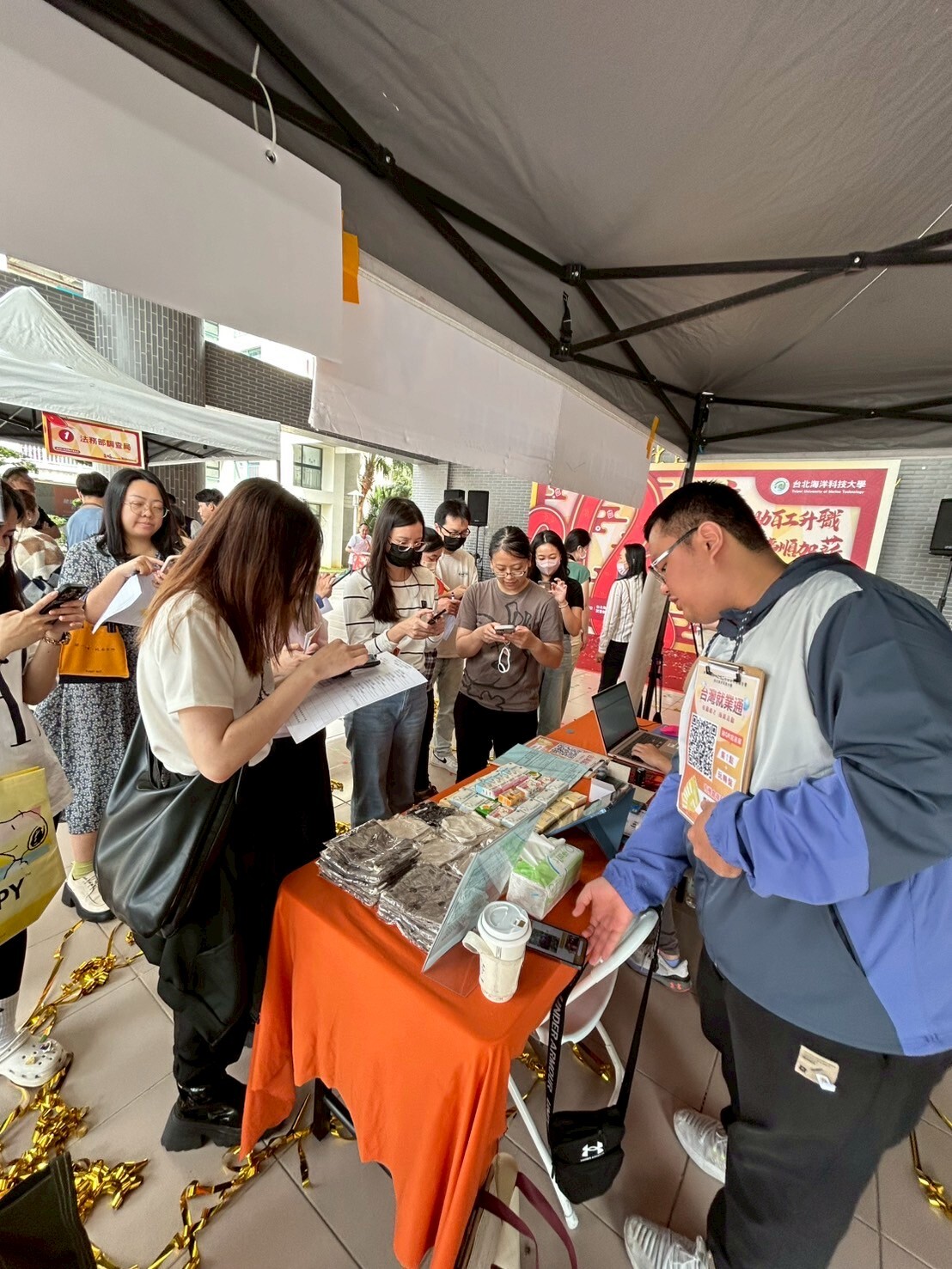 現場廠商與學生互動