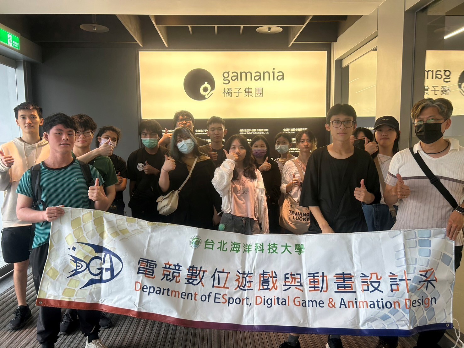 遊戲橘子企業總部合影