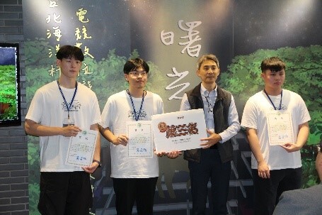 院長頒發：第三名 潑烈濺擊