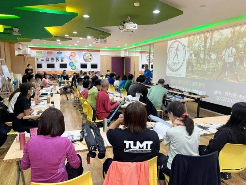 台灣北歐健走總教練方怡堯博士授課 健走杖指導技術