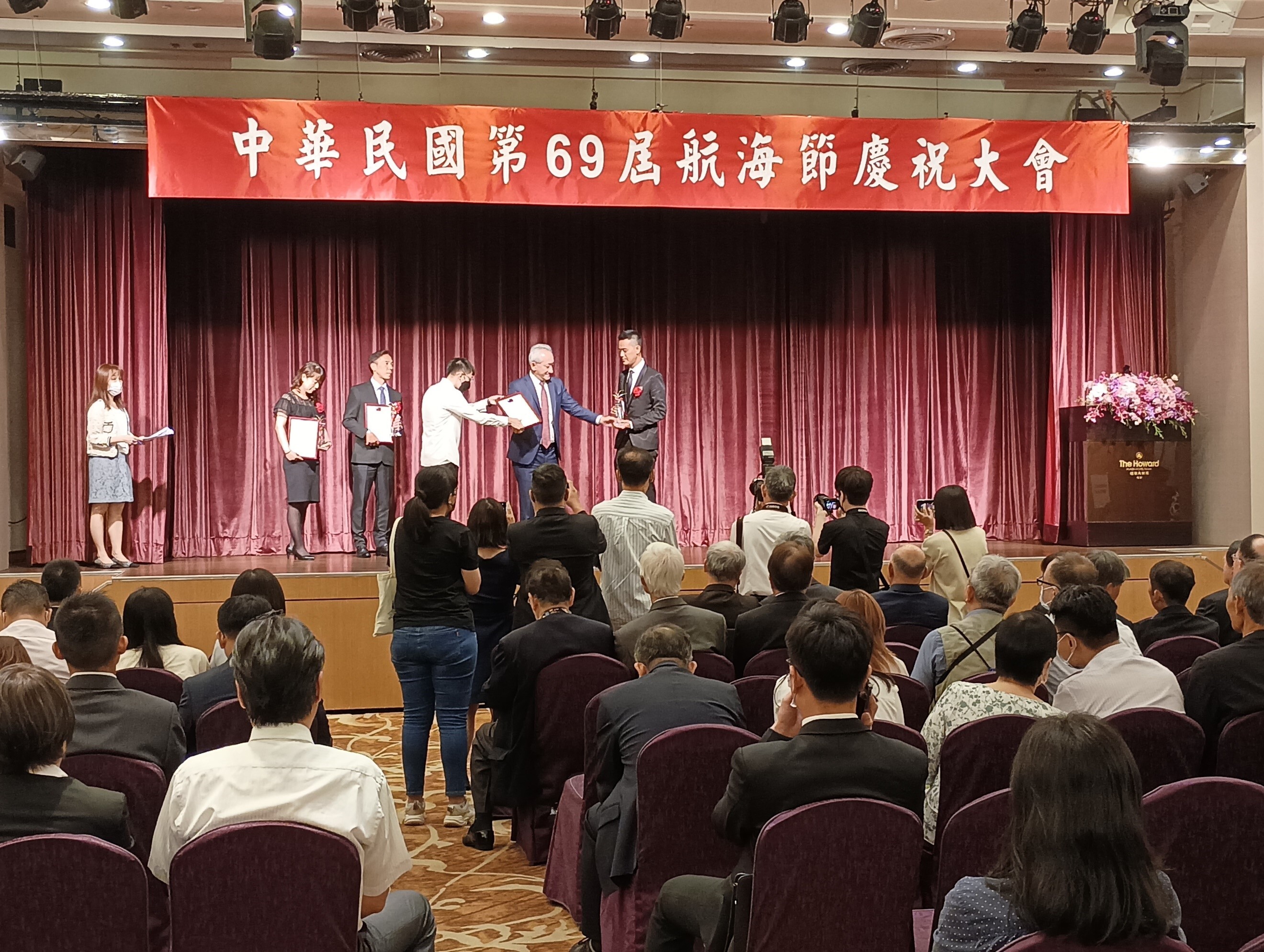 中華民國第69屆航海節慶祝大會頒發績優企業及有功人員獎狀獎牌