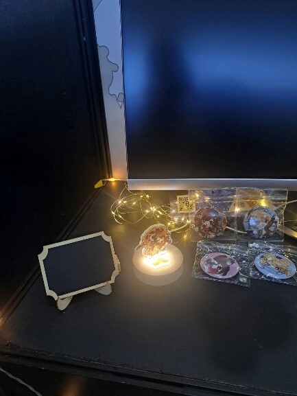 《周邊商品》與《一路支持的蔡蔡老師》