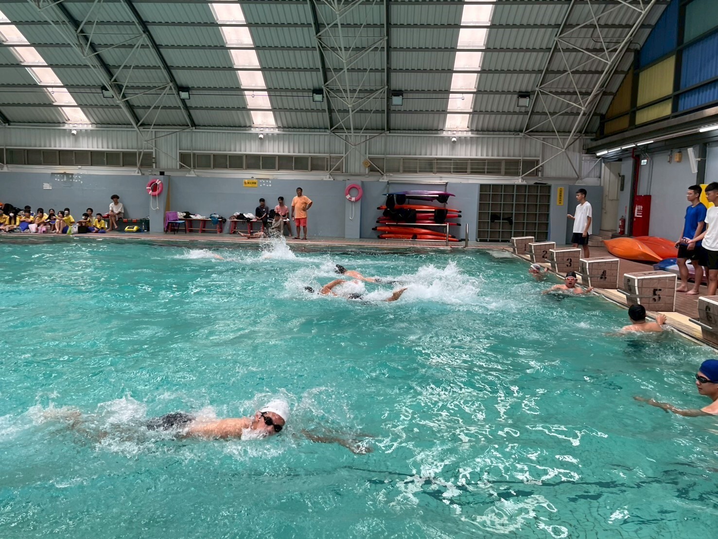 水上運動會男子組接力比賽情形