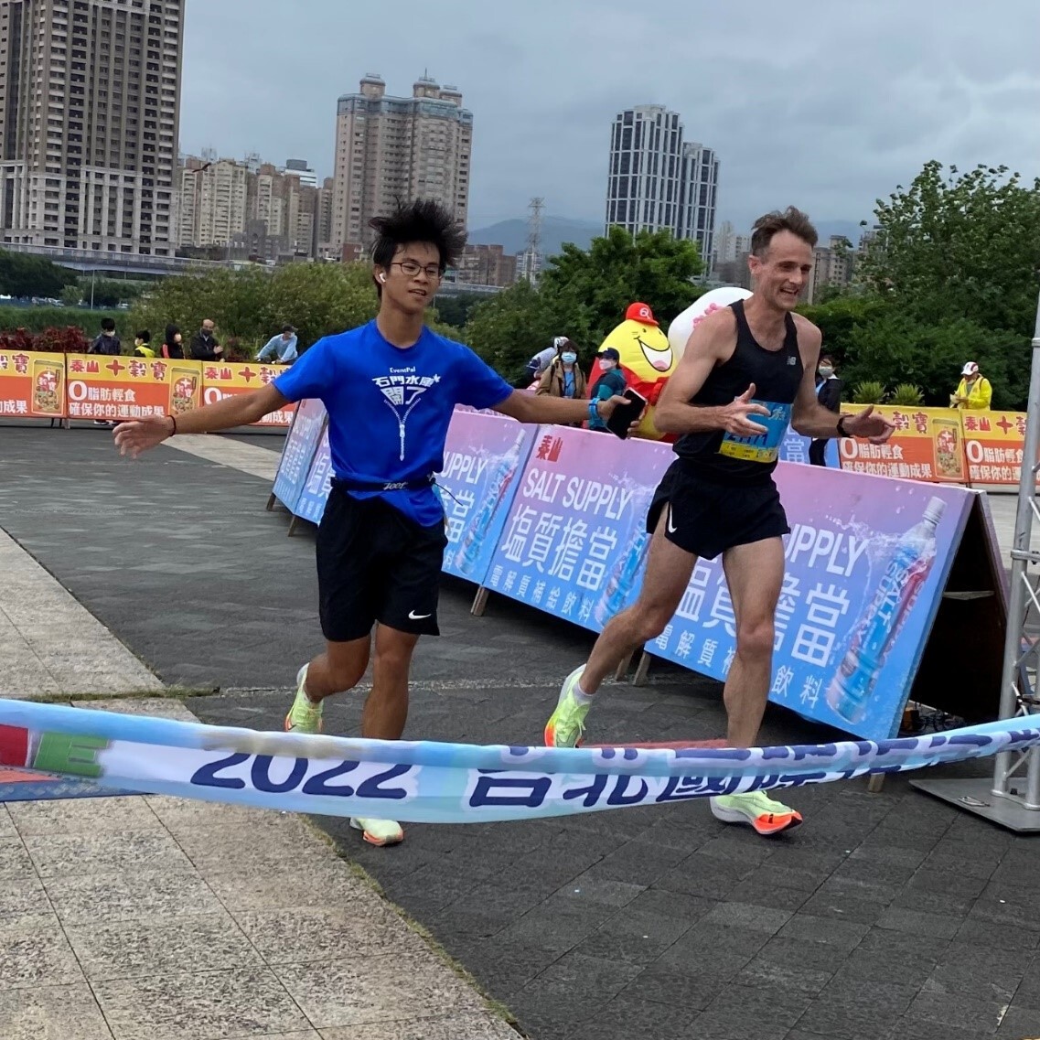 呂炯銘(左一)於2022台北國際復活節公益路跑衝線