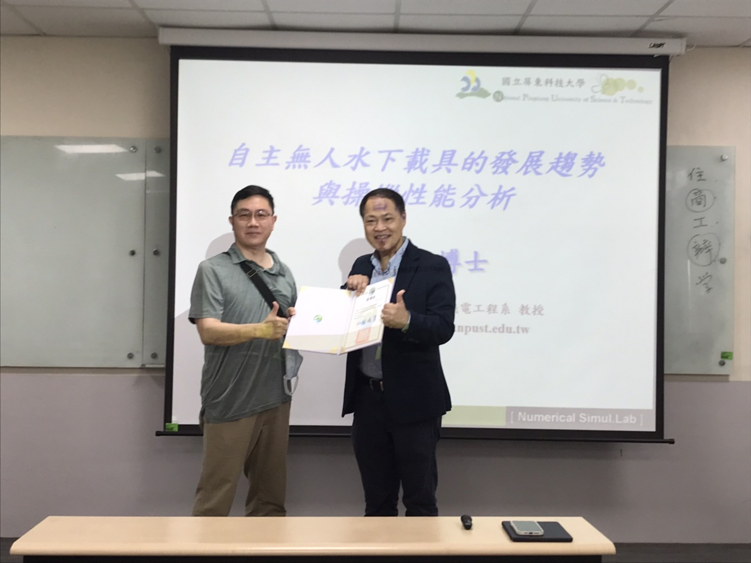 本校吳肇哲副校長致贈本校輪機系李峻溪副教授感謝狀