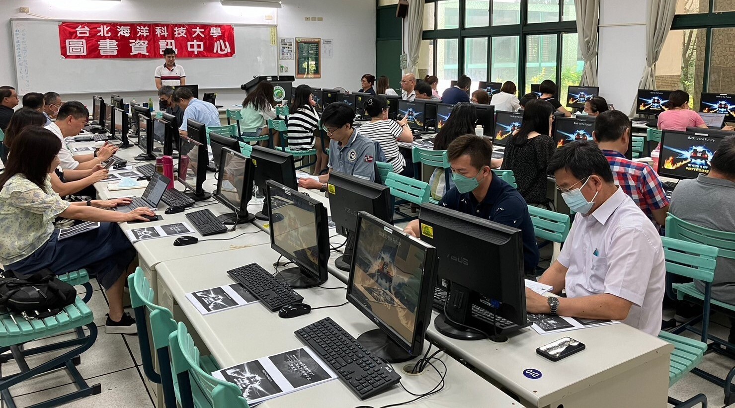 6月27日「AI奇異點已經到了? ChatGPT前世今生與應用」認真上課實況 講師:台北科技大學賴冠廷教授