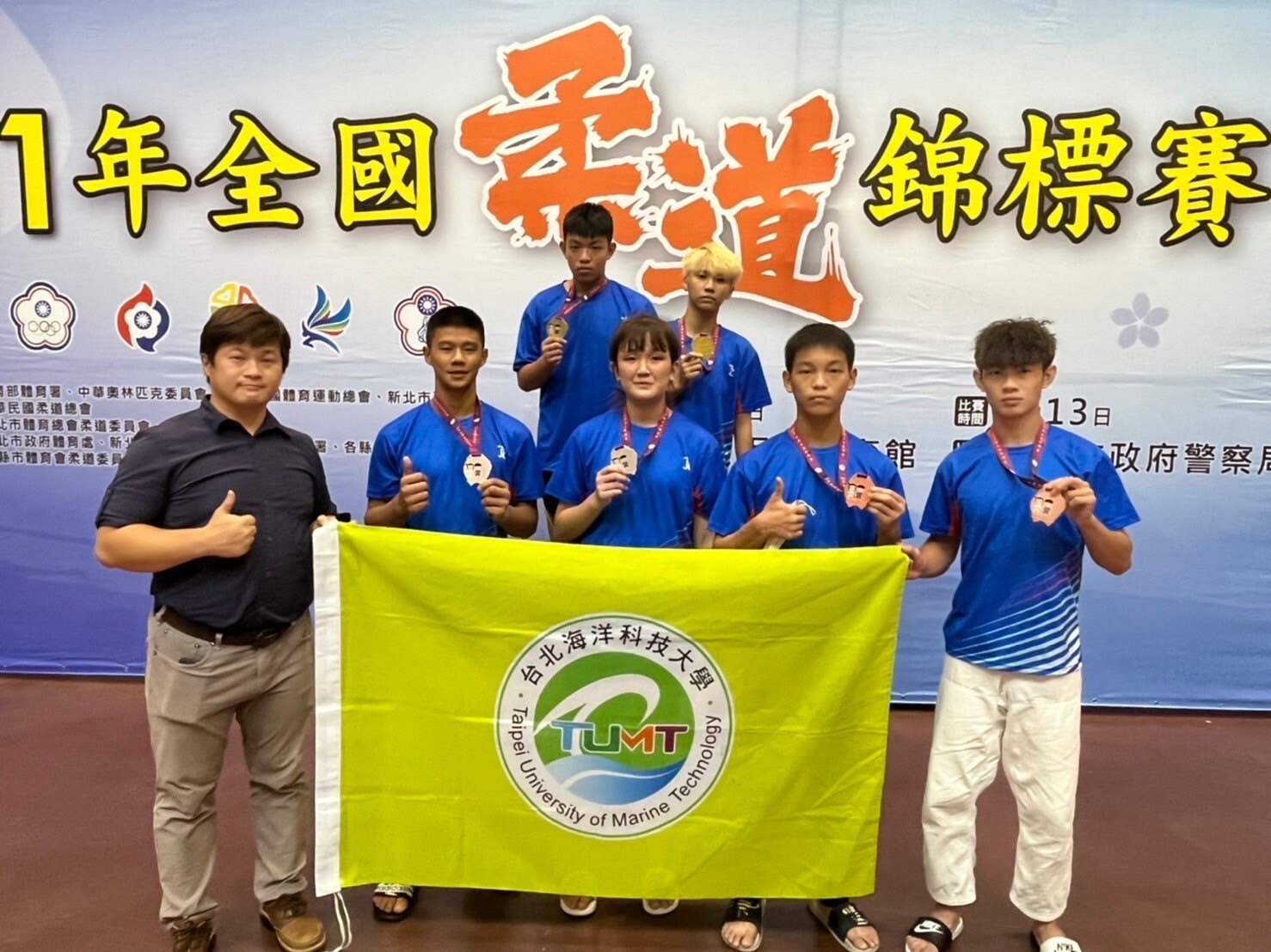 本校柔道隊 楊博凱教練((左一)與參賽獲獎選手合影
