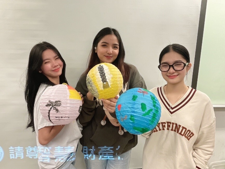 也有同學把台灣知名景點「101」畫在燈籠上！