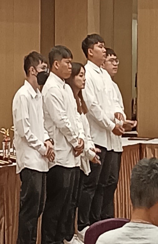 航海系同學儀態端莊大方