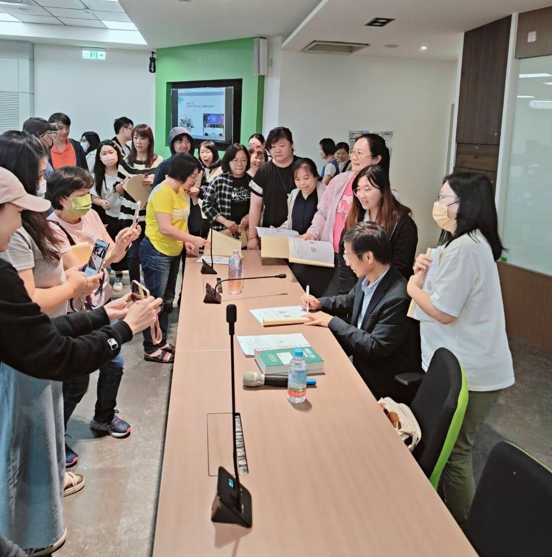 學生熱情索簽名及拍照  林教授也熱情回應 場面相當溫馨