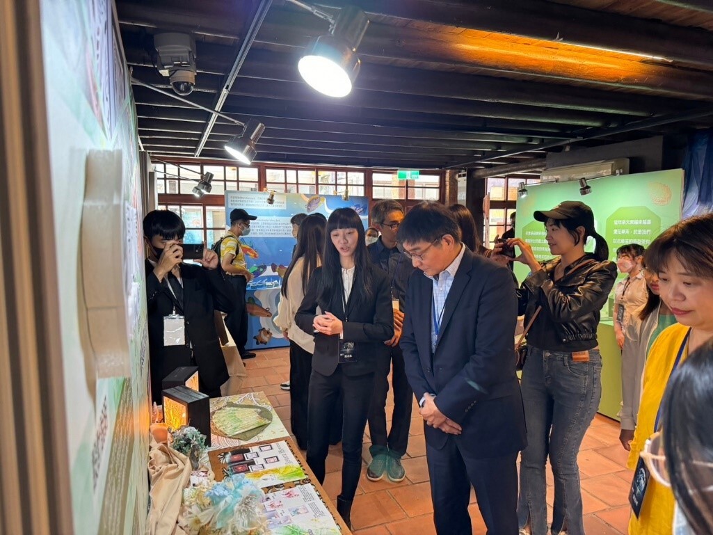 畢業展同學與師長合影
