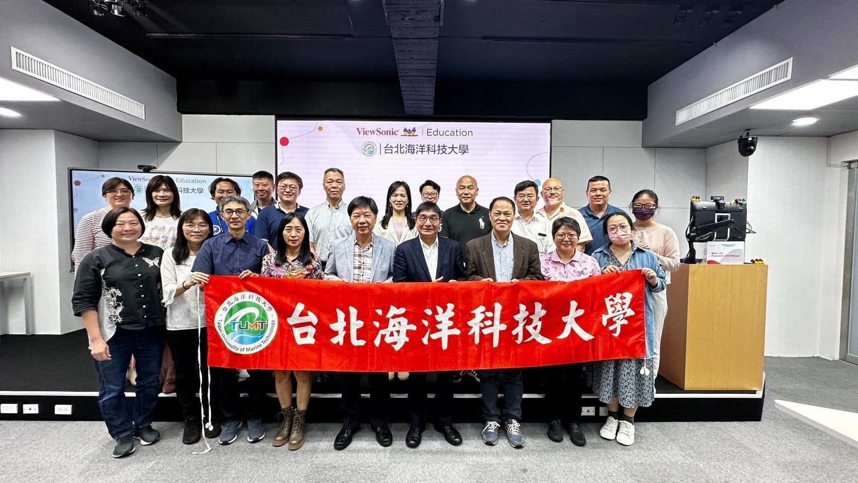 林俊彥校長帶領參訪ViewSonic(優派)臺灣總部全體大合照